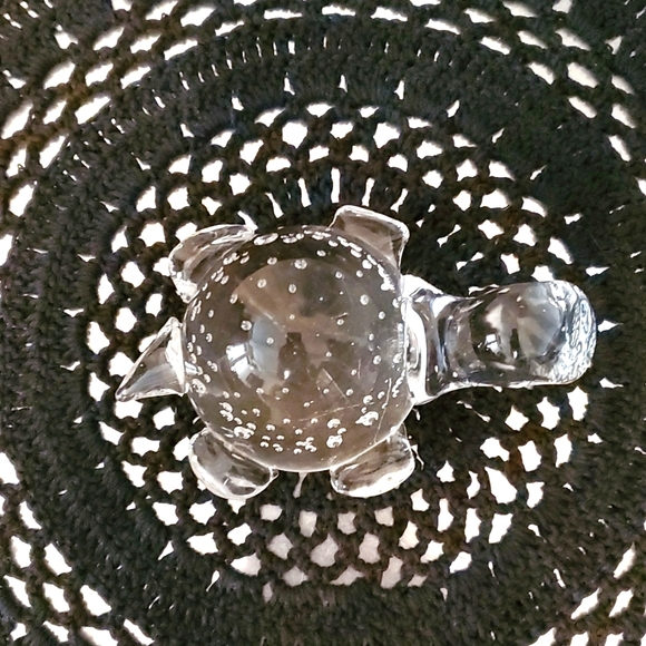 Turtle glass with controlled bubbles paperweight - Picture 4 of 10